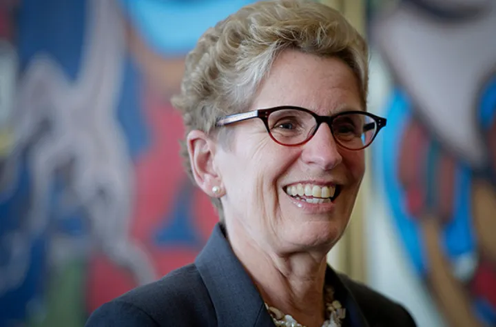 چرا به مدارس اسلامی نمی‌گویی که پرچم رنگین‌کمانی را برافراشته کنند